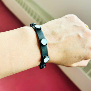 Harlowe Cuff in Smutt