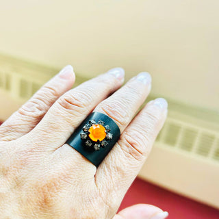 Vida Ring in Smutt / Electric Orange